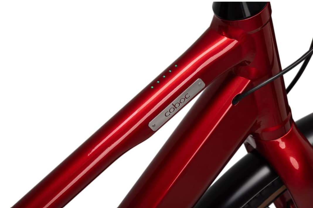 5 LEDs im Oberrohr verraten Akkustand und Unterstützungsstufe. Sonst kaschiert das neue Coboc Merano TPZ seine Existenz als E-Bike dezent. Eingeschaltet wird das Rad über einen Bedienknopf auf der Unterseite des Oberrohrs.