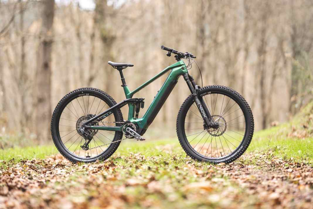 Das neue Xyron ST von Conway fällt sportlich aus und will im Gelände überzeugen. Dank Bosch CX mit 800er-Akku hat es massig Reichweite an Bord.