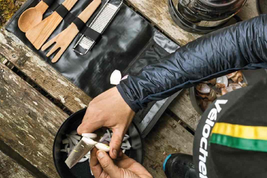 Am Ende eines langen Tages im Sattel zu kochen, das ist oft das Highlight einer Bikepacking-Tour. Und lebensnotwendig dazu.