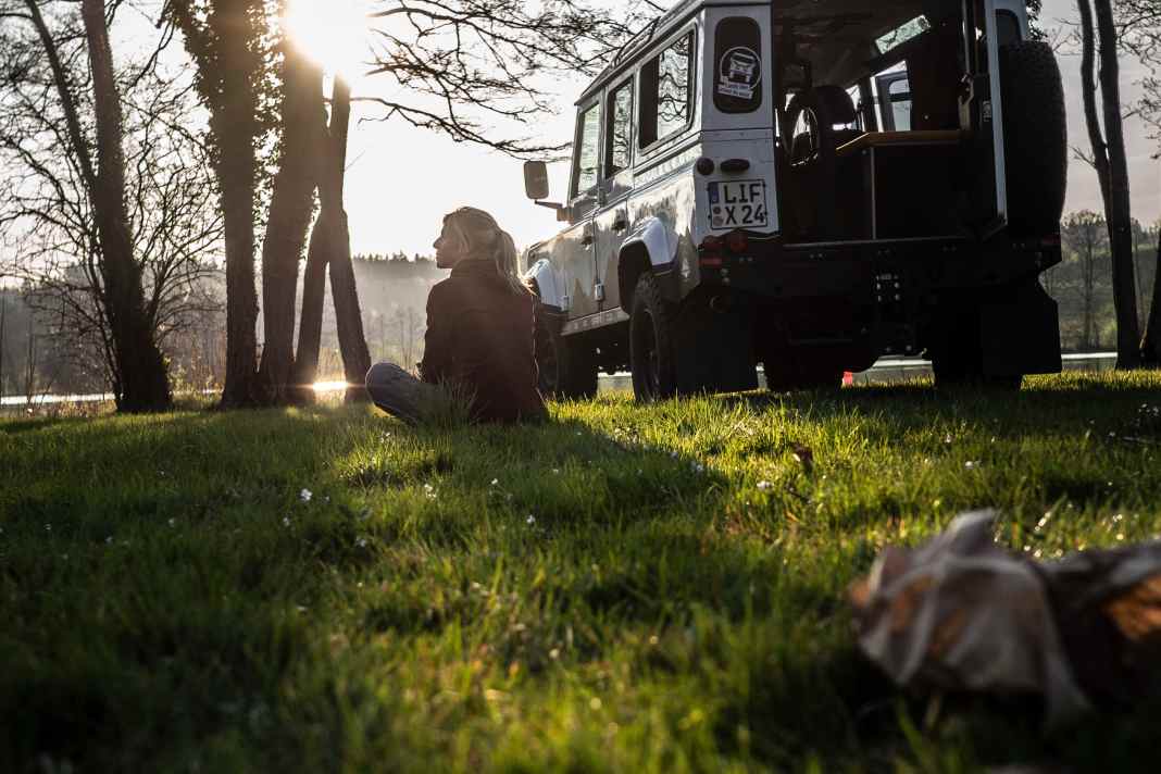 Julia Schaefer ist Land-Rover-Fan durch und durch. Ihr Motto beim Vanlife heißt: Minimalismus...