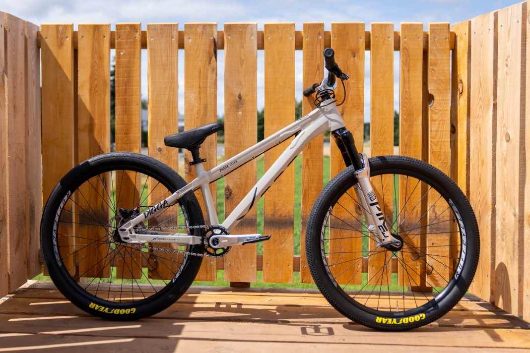 Mit dem Digga Core Cream rollt die deutsche Marke XPro erstmals ein Komplettbike an den Start.