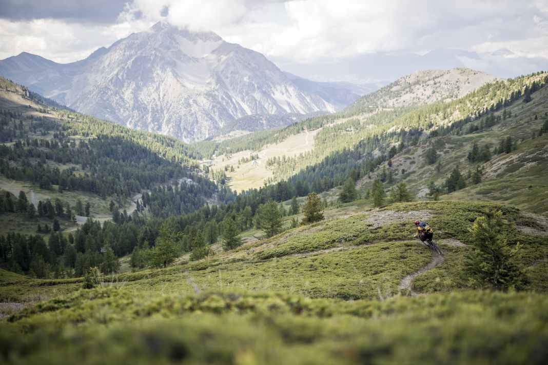 Flowig: Der Trail zum Lago di Sette Colori. Ruppig und nur für Könner das Gegenüber:  der Mont Chaberton (3136 m) mit seinen acht Geschütztürmen.
