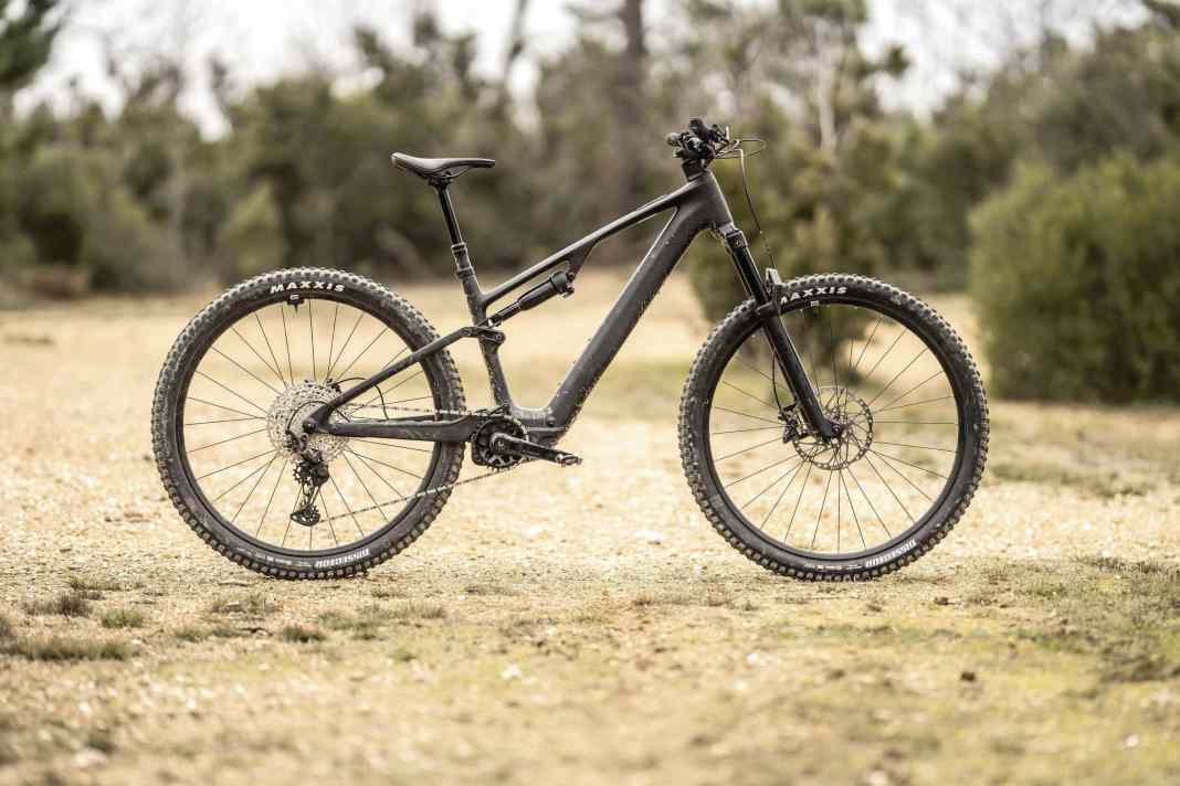 Schlicht, schlank, schwarz: Das Cube AMS Hybrid One44 Race setzt auf Understatement - um dann im Gelände richtig aufzutrumpfen.
