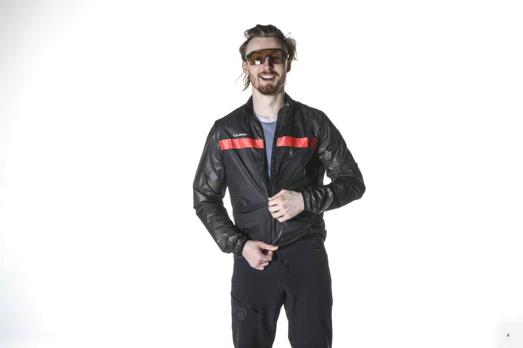 Mit dezentem Branding ist die Cube Teamline Windjacke auch eine gute Wahl, wenn man auf anderen Marken unterwegs ist