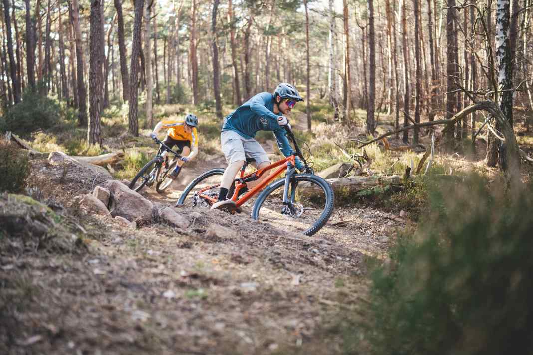 Viele Kilometer, viele Trails: Touren-Mountainbikes sind die Multitools unter den Bikes. Zwei heiße Kandidaten kommen von Canyon und Cube.