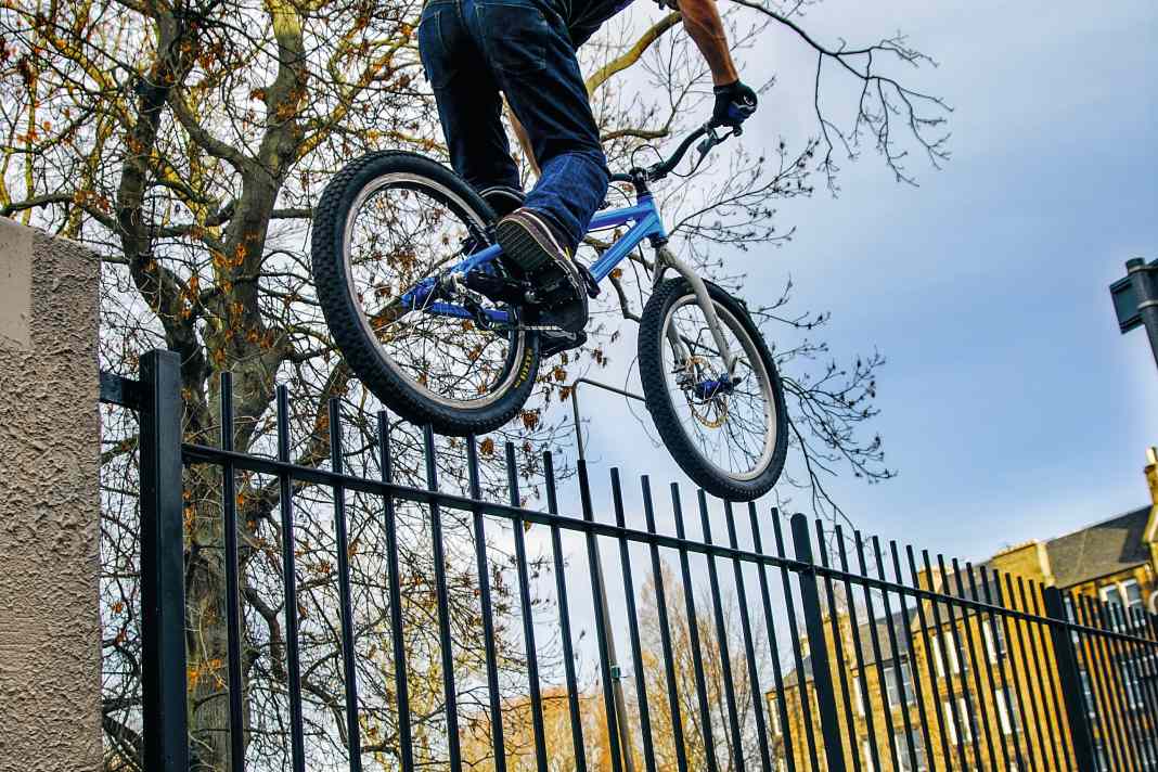 Eine der Schüsselszenen im Film "Inspired Bicycles": Stunts wie der Balanceakt auf dem Zaun waren 2009 eine Sensation.