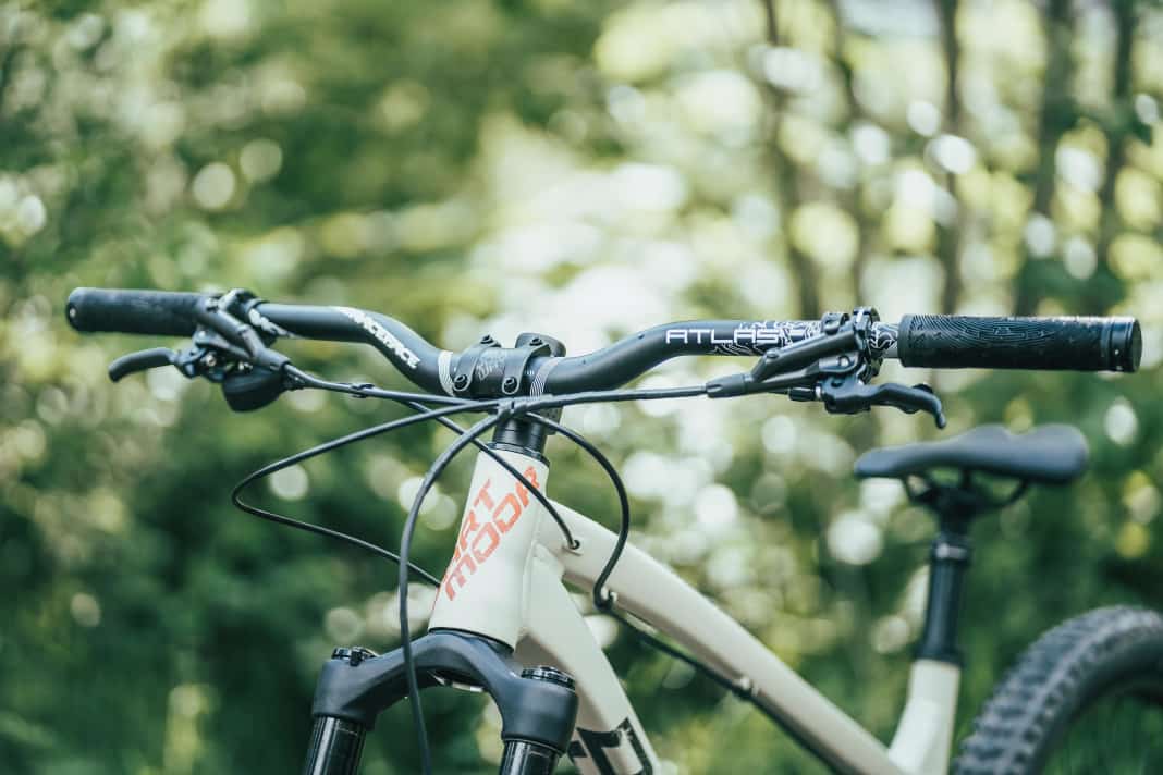 Eine hohe Front mit Riser-Lenker macht aus dem Dartmoor Primal einen Spezialisten für Bikepark-Spielereien.
