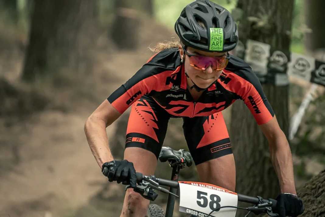 Evil Eye präsentiert mit dem neuen Vario Shield Adapter eine neue Technologie für Sportbrillen. Leonie Daubermann (Foto) ist amtierende Deutsche Meisterin der Elite-Kategorie im Cross Crountry. Sie setzt auf die Shield-Modelle von Evil Eye.