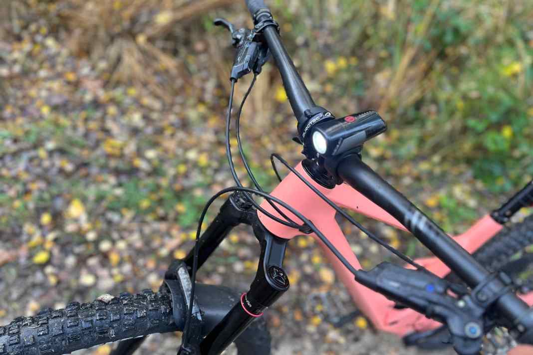 Buster 400: eine kleine, praktische Lampe für den Lenker mit langer Leuchtdauer und easy Bedienung.