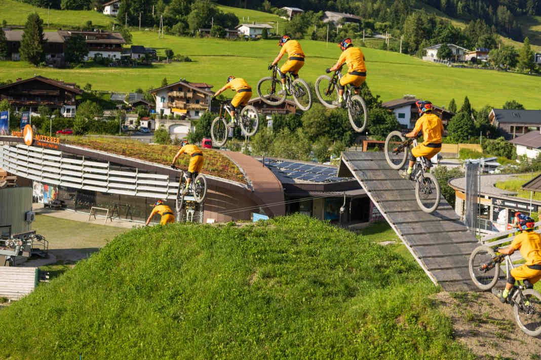 Sprungteufel: Das Kavenz ist straffer, direkter und nicht so komfortabel wie die Konkurrenz, dafür nimmt es den Schwung schön mit. Hier beim finalen Jump in Leogang.