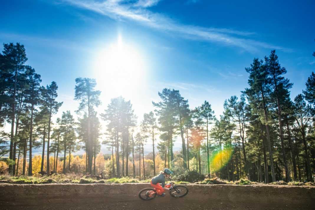 Zwischen Nordsee  und Cairngorm  Mountains breitet sich  in Aberdeenshire ein  neuer, variantenreicher Trail-Teppich aus –  von flowigen Loops in  Trailcentern bis hin  zu wilden Gratfahrten  ist alles dabei.