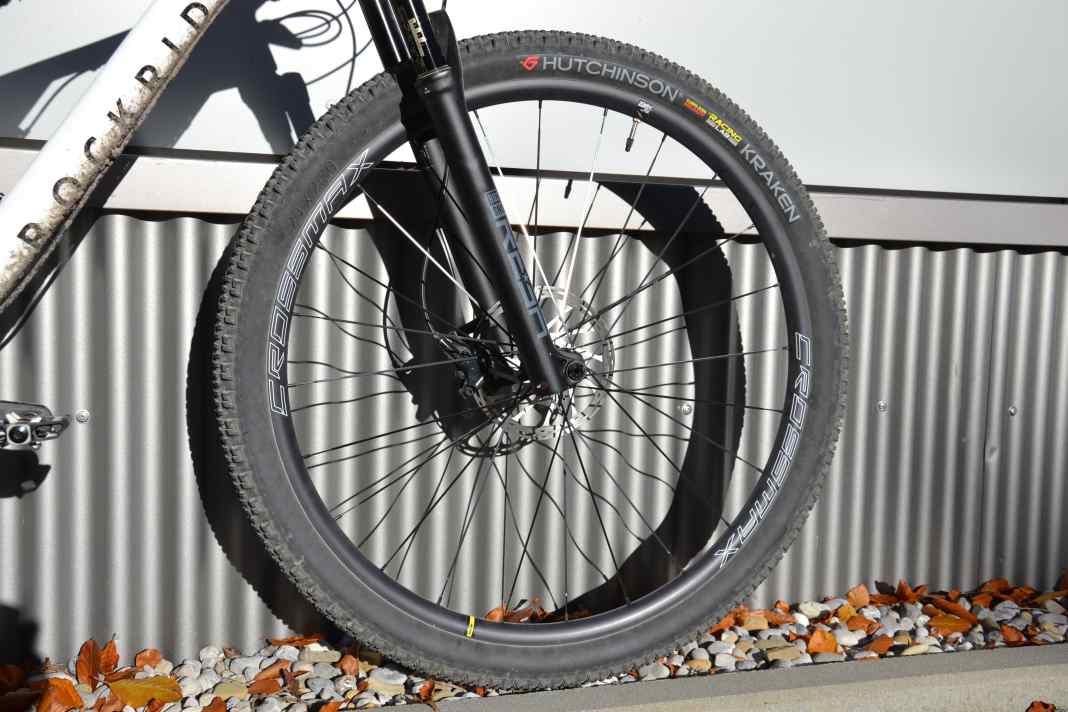 Decathlon setzt auf Mavic Crossmax Laufräder: 1.760 g im Paar.