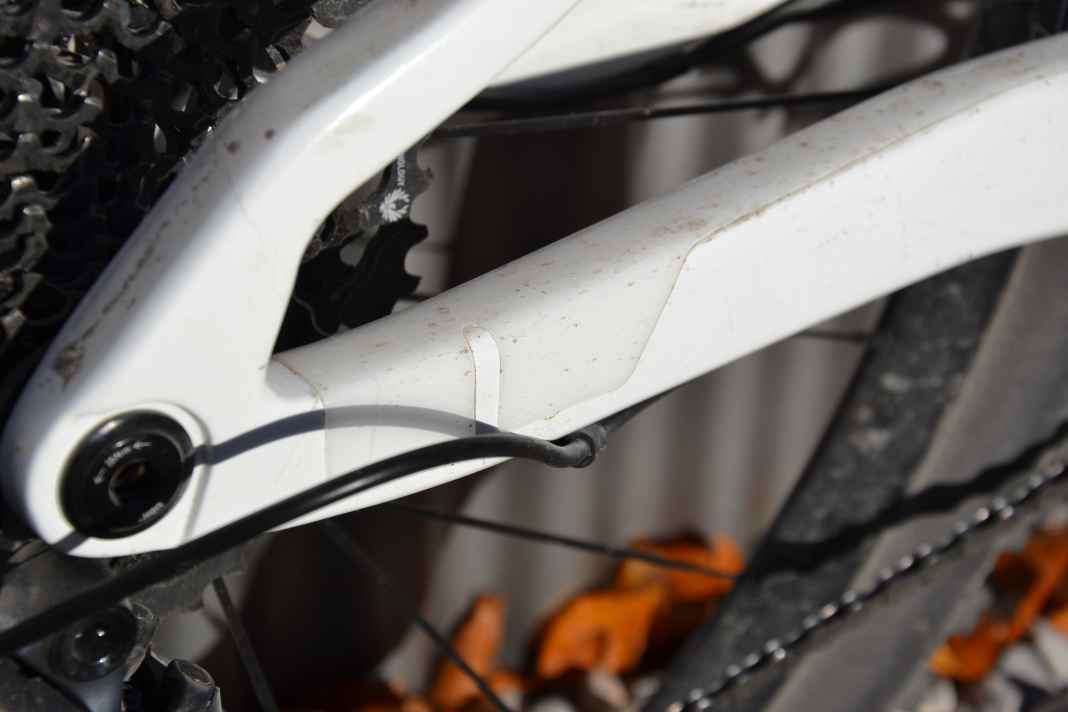 Decathlon hat am Rockrider viele kleine und größere Rahmenschutzfolien verklebt. Der Verzicht auf einen Schutz für die Kettenstrebe muss nicht sein - die Kette touchiert die Strebe aber kaum.