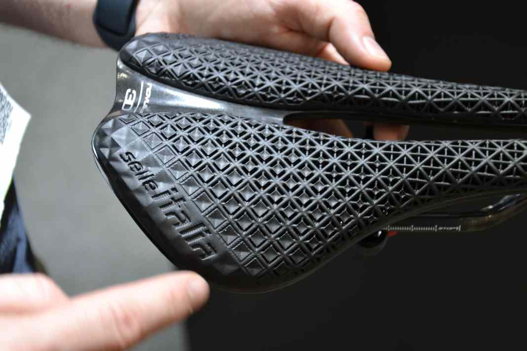 Der Sattelhersteller Selle Italia zeigt auf der Bike-Messe seinen brandneuen Satten Novus Boost mit 3D-Strukturen.