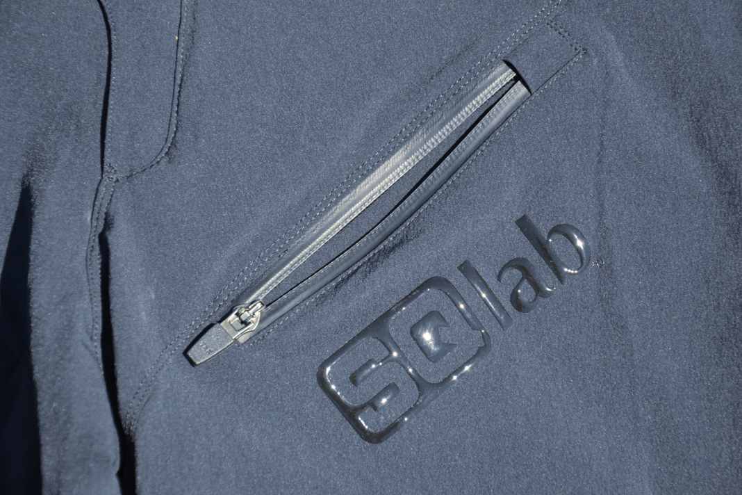 Die Taschen sind zwar nicht wasserdicht, aber zusammen mit dem recht wasserabweisenden Material ist das Handy dort relativ sicher vor leichtem Regen und vor allem Staub.