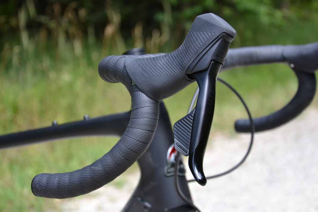 Der Lenker am Solo C70: Easton EA70 AX | 80 mm Reach | 120 mm Drop | Flare 16 ° | Weite von 420 bis 460 mm Breite, je nach Rahmengröße.