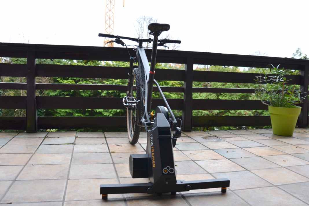 Der Truetrainer kann eigentlich überall stehen, weil er ohne Stromanschluss auskommt. Hier läuft der Test auf dem Balkon.