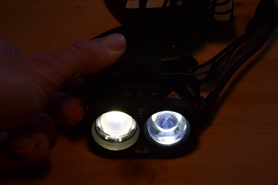 Die Ledlenser H19R Signature hat 2 Haupt-LEDs und eine kleine rote, die im Bild aber nicht aktiv ist.