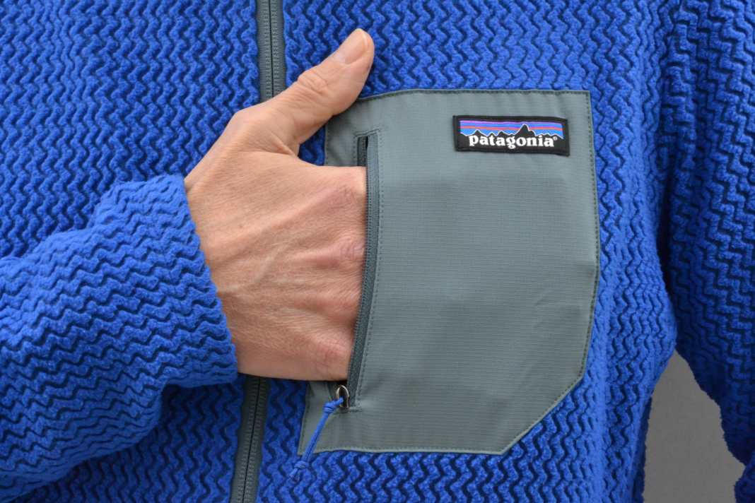 Der Patagonia R1 Air hat zwar eine Brusttasche. Ein Smartphone passt nicht rein, für schwere Dinge ist der Stoff zu stretchig.