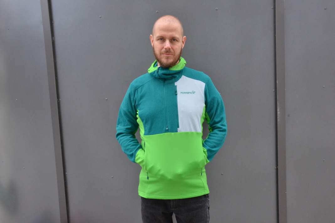 Der Norrøna lofoten Thermal Pro Hoody hat eine große Bauchtasche. Die hellgrünen Bereiche sind luftiger, die dunklen isolieren mehr.
