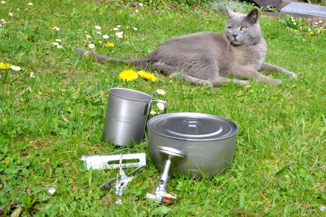 Grau in Grau: Katze und Campinggeschirr von Soto aus Titan.
