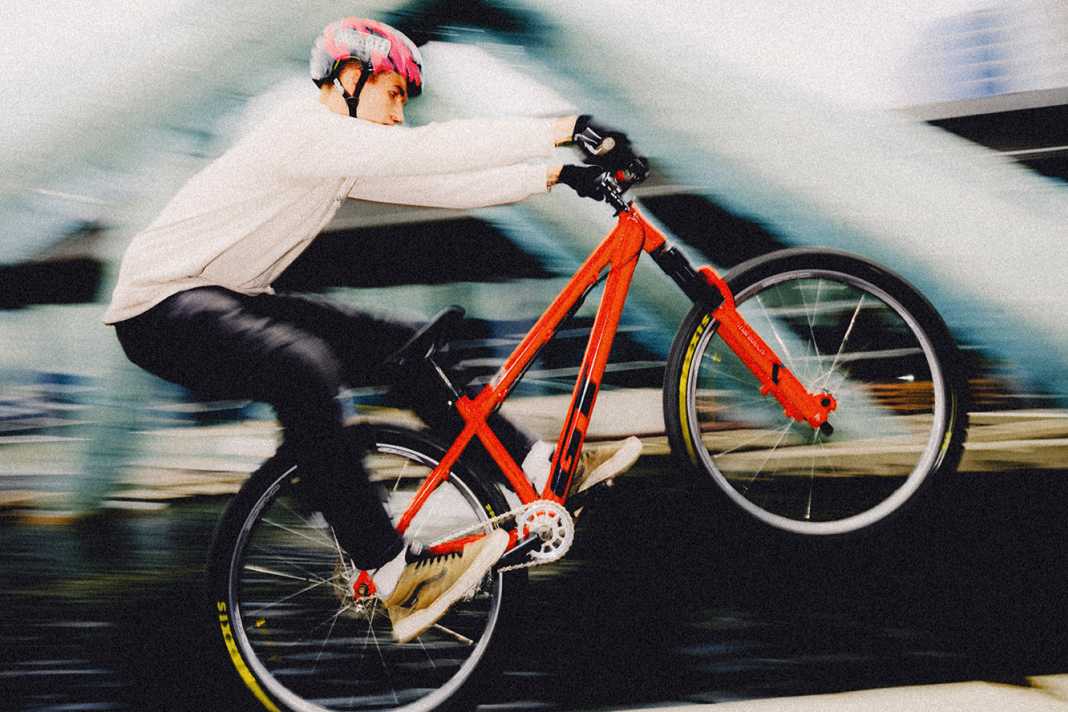 Der britische Slopestyle-Profi Jake Atkinson präsentiert in seinem neuen Video-Edit unerwartete Street-Skills.