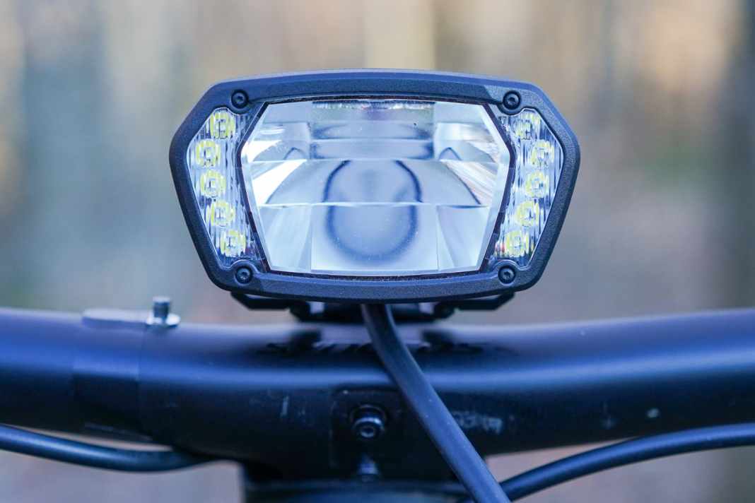 Markante Optik: Neben dem Hauptreflektor befinden sich links und rechts je 5 LEDs für das Tagfahrlicht. Blendet man die SL SX auf, schalten sie sich mit voller Leistung dazu.