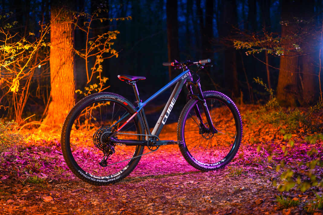 Das Cube Elite C:62 Rookie sieht schon im Stand schnell aus.