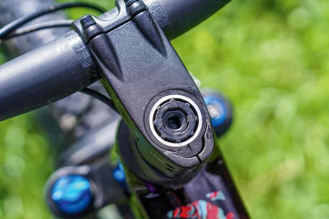 Nett anzuschauen, aber in der Praxis nervig: Der Fit Stem (hier ohne Abdeckkappe) beherbergt eine rätselhaft umständliche Steuersatzklemmung. Gut wiederum: Anstelle des Blindstopfens (Foto) kann ein optional  erhältliches Mini-Tool im Gabelschaft untergebracht werden. Zudem verfügt das Lynx über einen Lenkeinschlagsbegrenzer.