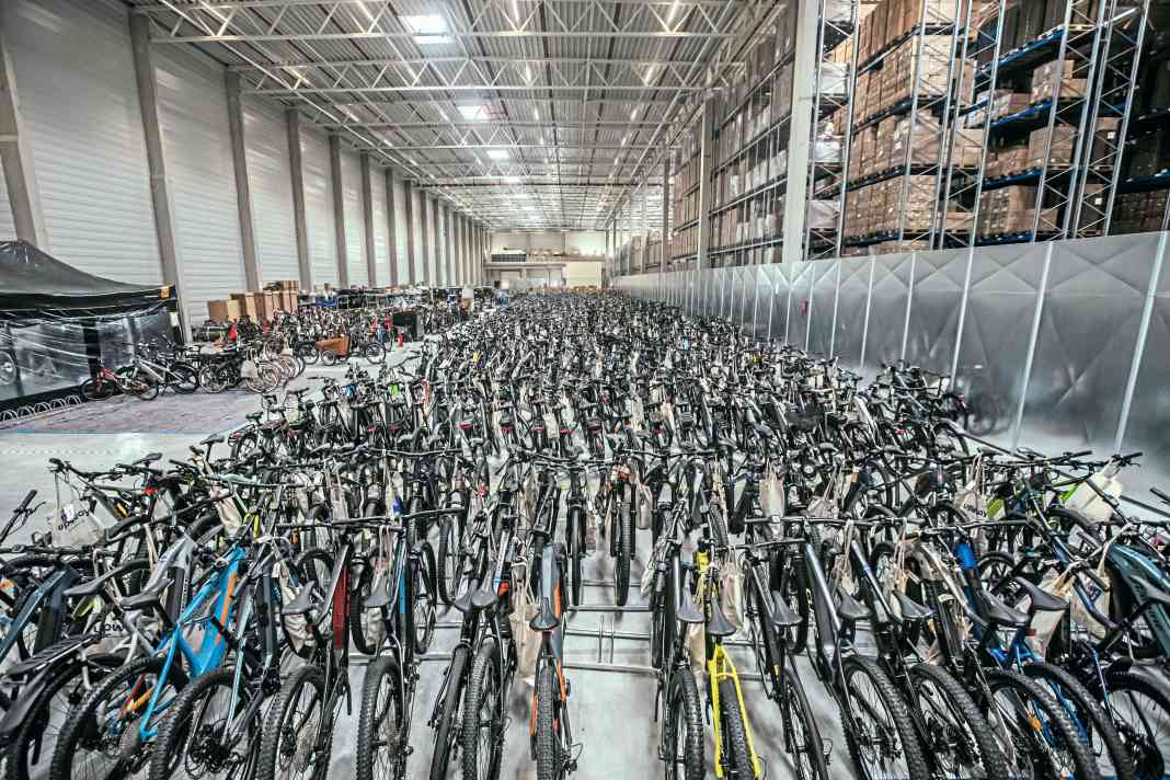 115 Meter Halle, 20 Checkpunkte, ein Umlauf in vier bis sechs Wochen: Upway schenkt E-Bikes ein zweites Leben.