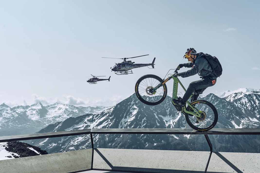 Ein Foto-Shooting mit Danny MacAskill in der 007-Area am Gaislachkogel in Sölden zu organisieren, ist nicht eben leicht. Dass dann ungeplant auch noch zwei Helikopter spektakulär durchs Bild knattern, nennt man wohl perfektes Timing.