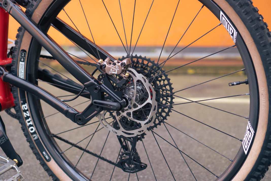 Die VHP-Rahmenplattform ist mit unterschiedlich langen Ausfallenden erhältlich. So lässt sich das Fahrverhalten beeinflussen und das Bike kann mit einem 27,5- oder 29-Zoll-Hinterrad gefahren werden.
