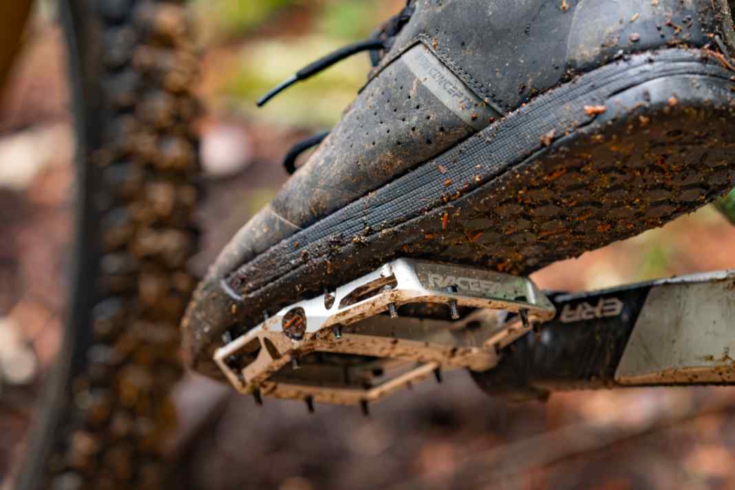 Schuh trifft Pedal. Die langen Pins erzeugen viel Grip.
