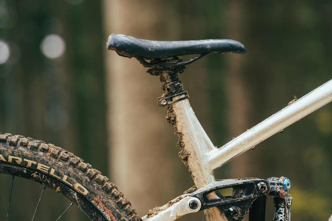 Wer die 190 mm lange Stütze komplett versenkt, erlebt ein kleines Drama: Der Seilzug klemmt am Knick des Sitzrohrs, und die Stütze streikt. Fahrer mit kurzen Beinen tun sich so schwer, die richtige Sitzhöhe zu finden.