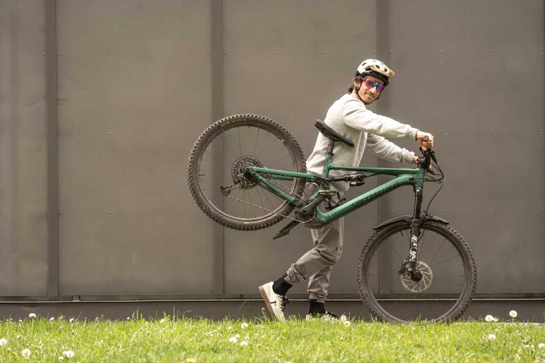 Fingerspitzengefühl lernen: So klappts: Lasse die Vorderradbremse so dosiert schleifen, dass du neben dem Bike herlaufen kannst und das Heck gleichbleiben auf einer Höhe schwebt. Gerne dabei doof grinsen, wie unser Protagonist hier auf dem Foto.