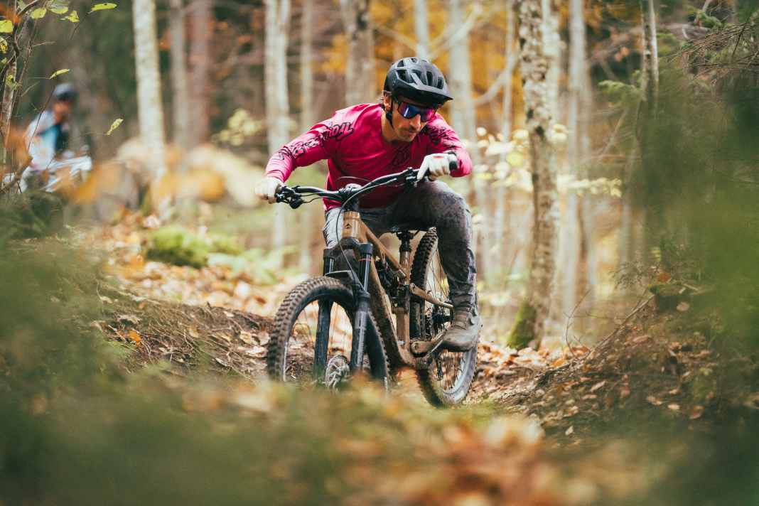 Armpump inklusive: „Mit dem One-Sixty bekam ich Armpump. Das habe ich sonst nie!“, klagte Tester Dimitri – der Typ am linken Bildrand, der’s verpasst hat, sich aus dem Motiv zu ducken. Vorne schwingt Bruder Laurin das Merida souverän um die S-Kurve – Yeah, Boy!