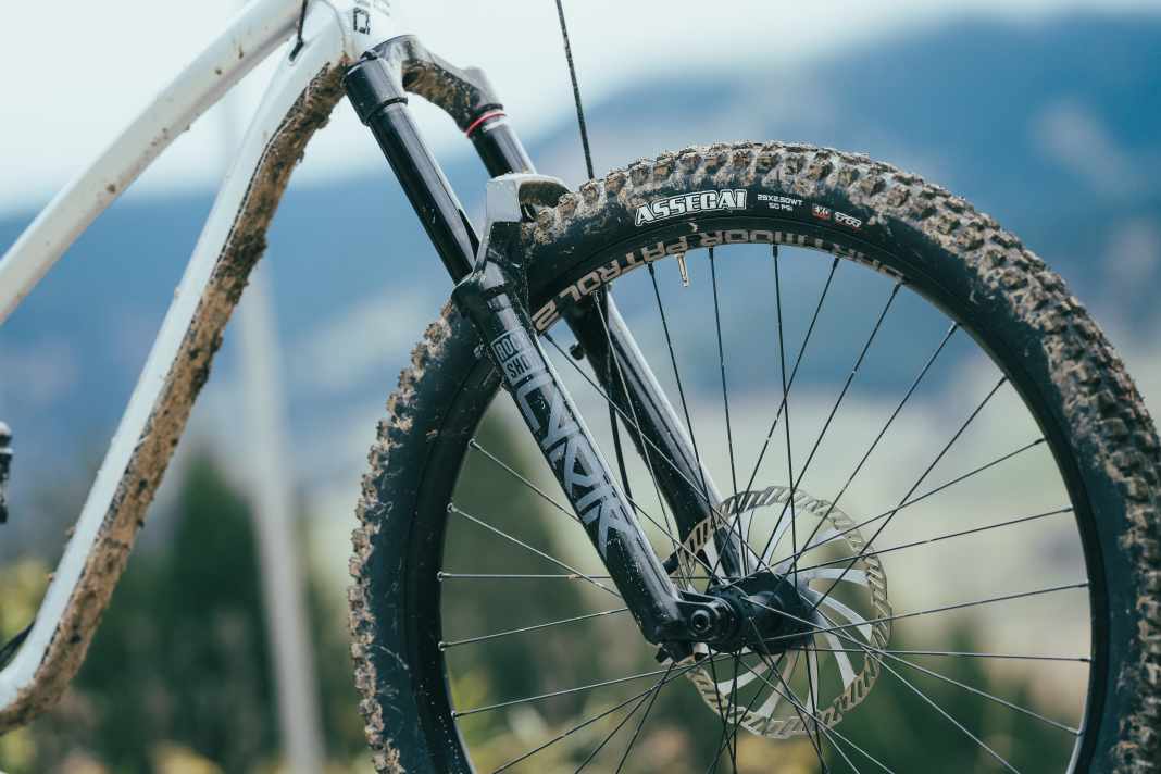 Nur 160 Millimeter Federweg und die alte Charger-RC-Dämpfungskartusche – damit wirkt die Lyrik im Vergleich zu den Gabeln anderer Enduros wie ein Relikt aus vergangenen Enduro-Zeiten.