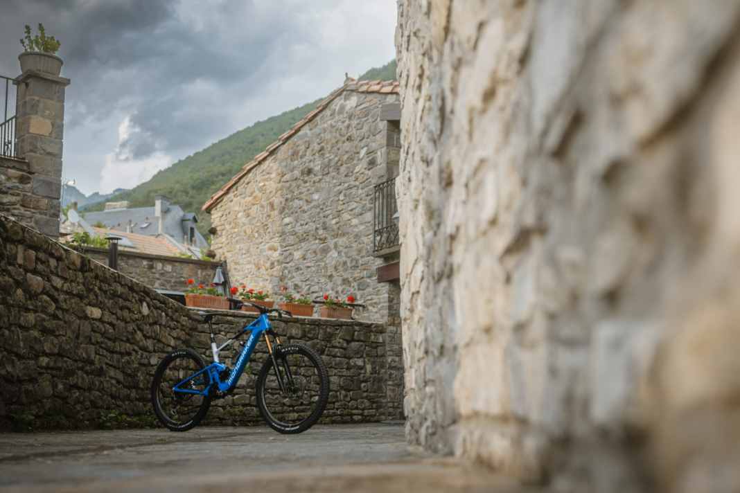 Mondraker Neat RR SL: 11.999 Euro // TQ HPR 50 (50 Nm) // 360 Wh (entnehmbar) // 18,05 kg // 160/150 mm // 29 Zoll
