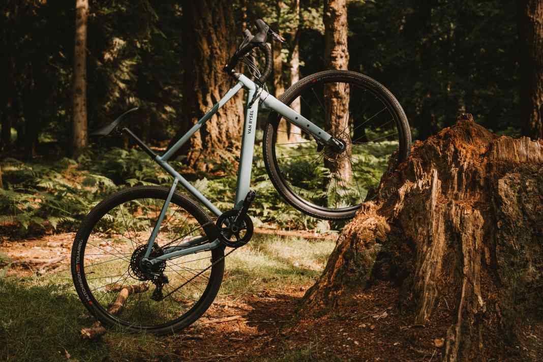 Das neue E-Gravelbike von Van Rysel - das E-GRVL AF - will überall rauf...