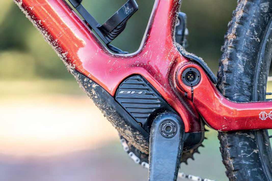 BH Bikes 2EXMAG: Der Underdog der Spanier reiht sich im Power-Ranking der Motoren in diesem Test ganz hinten ein, ist aber dennoch etwas stärker als der Specialized SL 1.1 im Levo SL. Gleichförmiger Motorschub, langer Nachlauf. Angenehm leise, aber Klappern in der Abfahrt.