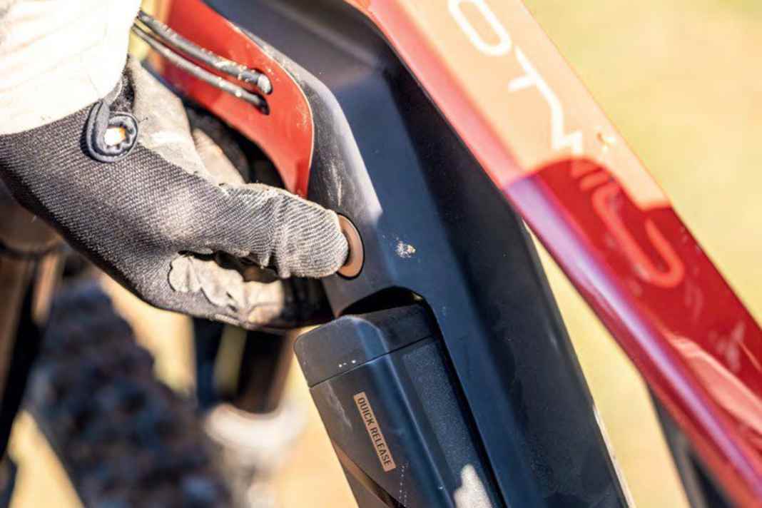 TOP: Wechsel-Akkus sind an Light-E-MTBs nicht selbstverständlich. Rotwild hat mit seinem Quick-Release eine besonders schnelle und einfache Option, die Batterie zu tauschen. Mit BH, Forestal und Simplon setzen drei Hersteller auf fest verbaute Batterien.