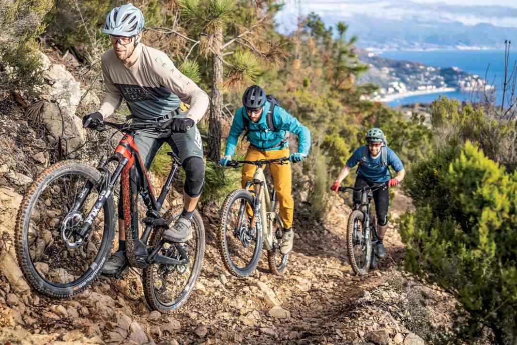 Acht leichte E-Mountainbikes hatten wir zum Test geladen. Wir verraten, welches Light All Mountain am Ende überzeugte.