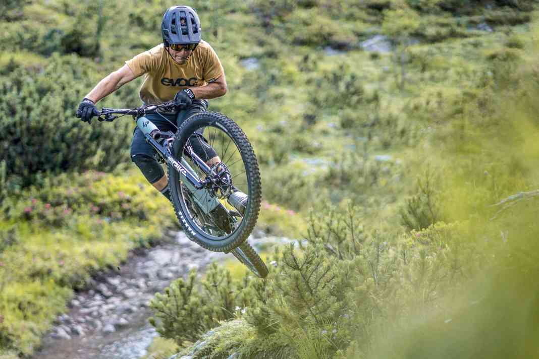 Fliegen konnte auch  das alte Modell. Das neue E-Zesty AM LTD macht  aber doppelt Spaß:  Natürliches Handling,  spielen mit dem Gelände UND Uphill-Fun-Sport  dank Fazua-Ride-60-Motor.