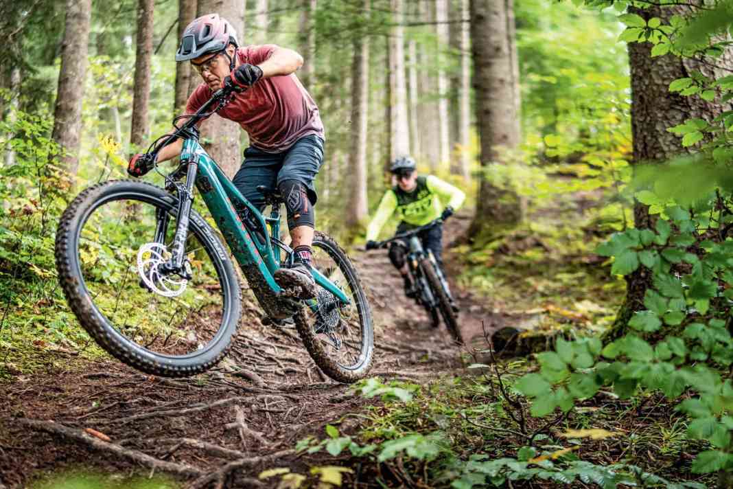 Alle reden über Light E-Bikes. Doch geht das Konzept auch in der Enduro-Klasse auf? Forestal und Transalpes sagen ja und schicken das Siryon und das E1 zum Duell.