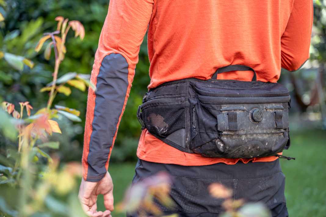 Einen Rucksack brauche ich nur noch selten. In das Ergon BA Hip Pack passt das Nötigste für die meisten Touren