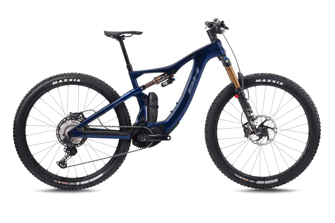 Das Topmodell für 9799,90 Euro setzt auf ein Fox Factory Fahrwerk und eine komplette Shimano XT-Gruppe. Bei diesem Modell ist die Zusatzbatterie inklusive.
