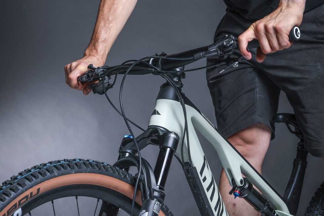 1. Lehnen Sie nach dem Aufpumpen der Gabel das Bike mit einem Lenkerende an eine Wand. Nehmen Sie die Grundposition ein: im Stehen, gestreckte Beine, Hände mit leicht angewinkelten Armen am Lenker. Schieben Sie zuvor den SAG-Ring an das Cas­ting des Dämpfers. Viele Hersteller liefern Tabellen für die Abstimmung des Luftdrucks.