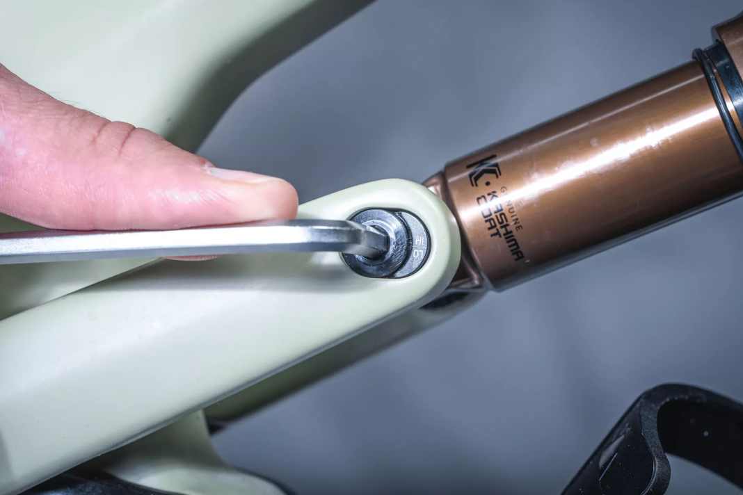 INBUS-SCHRAUBE LOCKERN: Wir zeigen den Flipchip-Wechsel am Beispiel eines Canyon-Spectral-Trailbikes. Als Werkzeug reicht ein Inbus-Schlüssel. 