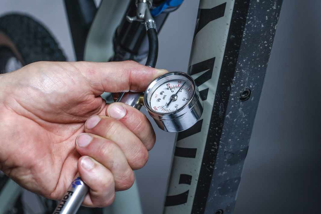 1. Öffnen Sie vor dem Setup die Lockout- oder Plattformfunktion am Dämpfer sowie die Rädchen für Druck- und Zugstufe. Nun kann’s losgehen. Pumpen Sie den Dämpfer auf. Einen ersten guten Anhaltspunkt kann die Luftdruckangabe darstellen, die der Bike- oder Dämpferhersteller in den technischen Unterlagen des Modells gibt.