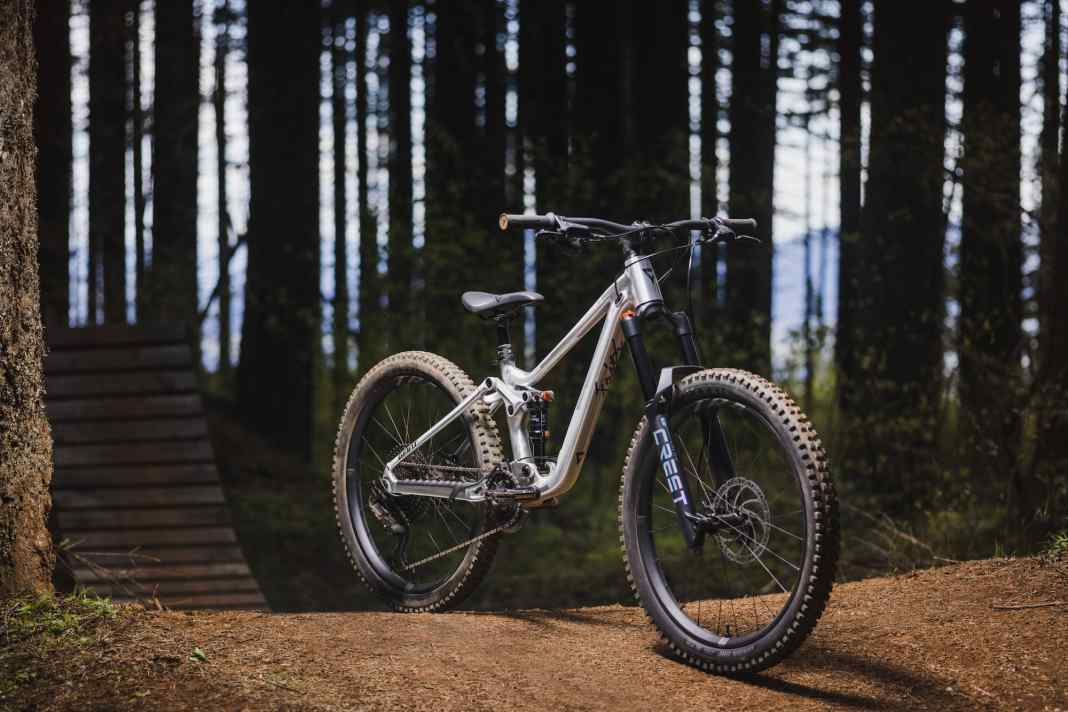 Das kleine Giant Faith mit 24 Zoll vorne und hinten gibt es für die Jungs in blankem Alu.